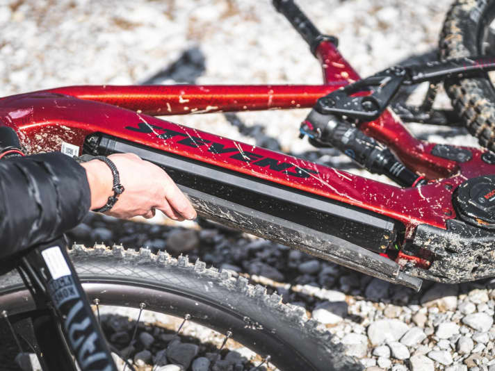 In contrast to the carbon E-Inception with Bosch drive, the aluminium model has a classic removable battery. However, only with 625 Wh.