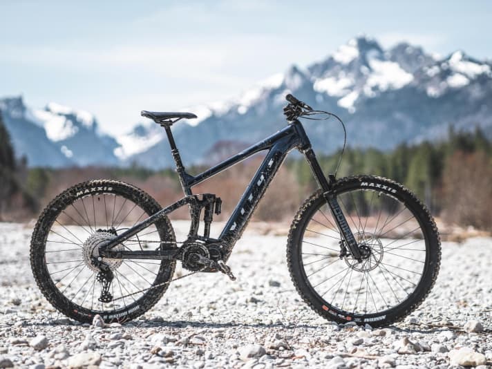 Vitus E-Sommet VR: 4499 euros // Shimano E7000 (60 Nm) // 500 Wh // 170/167 mm // 25.36 kg // 29/27.5 inches.