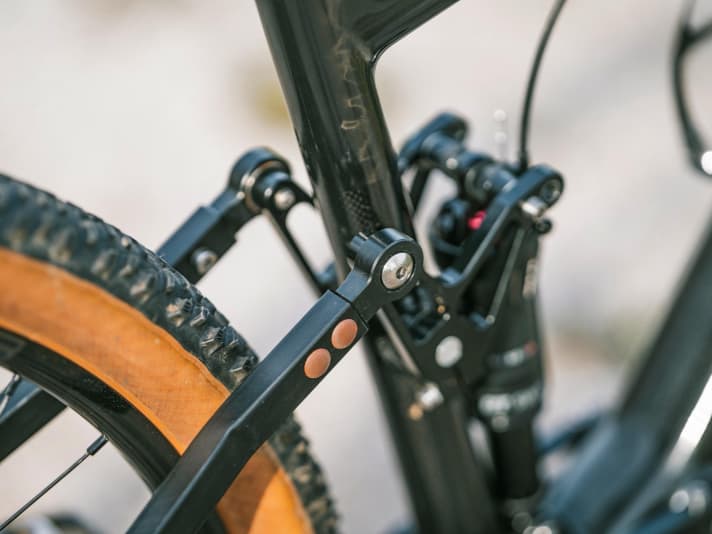 Thanks to the telescopic mechanism, the seat stay length can be adjusted and the geometry customised. Kapp dispenses with a connecting bridge and relies on double-row angular contact ball bearings, which alone, however, only generate little stiffness.