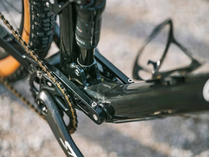 In theory, the far forward main pivot point should ensure pedalling efficiency. In reality, however, the rear tends to bob.