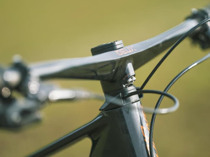 Integration the second: stem and handlebars merge into one unit on the Unno-Deux cockpit. In the test, the special clamp was not strong enough under full load.