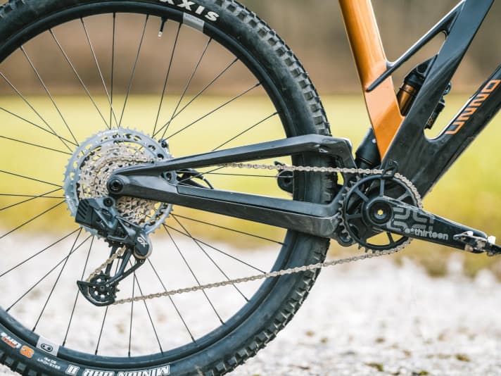 Downhill expert Cesar Rojo has managed to develop a sensitive rear triangle with plenty of braking traction on the Dash.