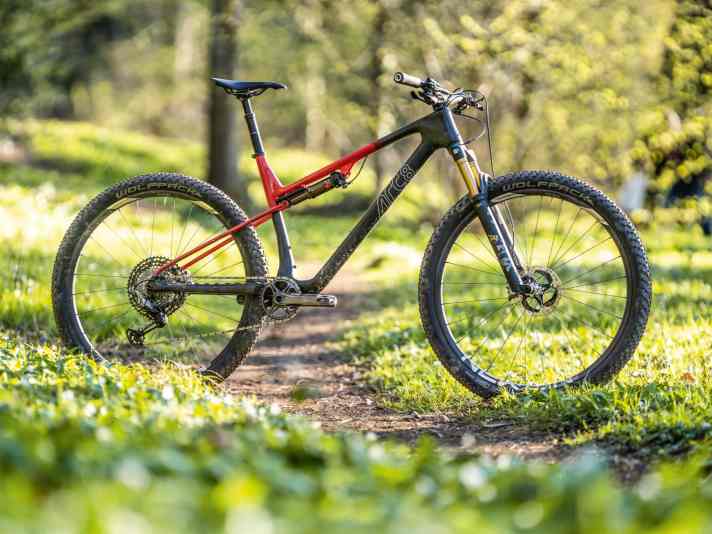 The title for the lightest frame weight goes to Arc8. The Evolve FS saves the weight of a rocker link and controls the shock using a slider system.