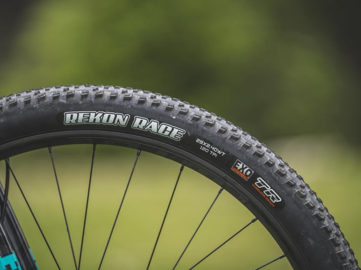 The fast Maxxis tyres reveal the race genes of the Kona Hei Hei.