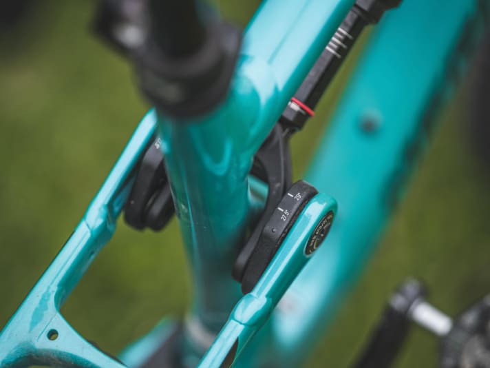 Thanks to the flipchip on the shock linkage, you can convert to a small 27.5-inch rear wheel depending on your preference.