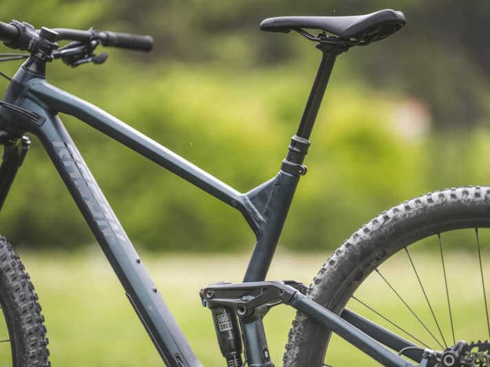 Due to the kink in the seat tube, the Vario seat post cannot be completely recessed into the frame. If you are between sizes, you should therefore opt for the smaller frame.