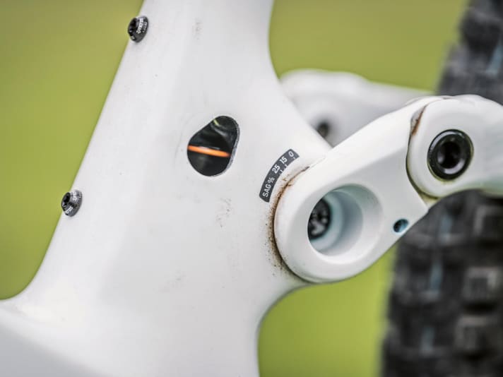 There is a SAG display on the frame for setting up the shock integrated in the seat tube.