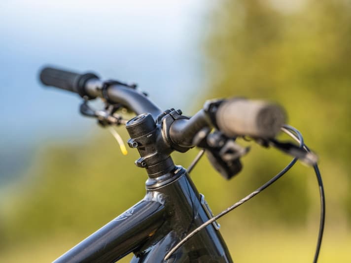 At just 35 millimetres, Marin specifies the shortest stem in the test. This places the rider safely behind the cockpit and enables very direct steering behaviour.