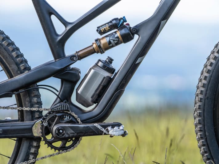 The steering angle can be changed by 0.6 degrees via a flip chip on the shock mount. Caution: In the flat position, only the shorter stroke is available.