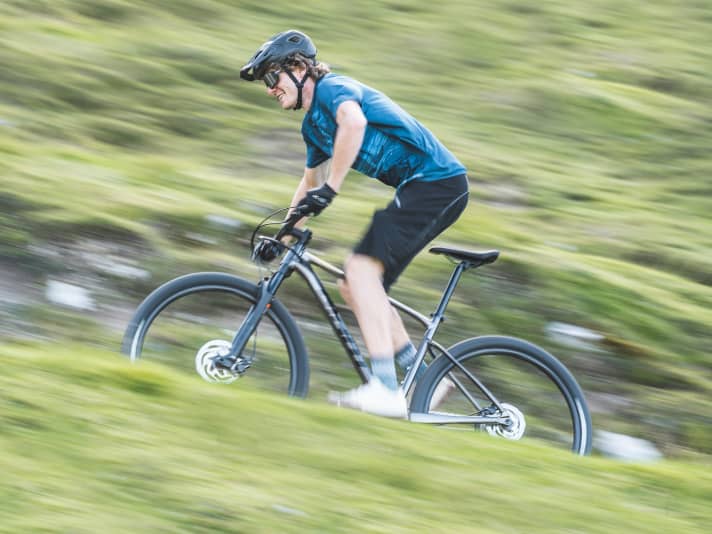 Cycling is a very suitable sport for osteoarthritis patients. If those affected consciously deal with their knee injury, this also applies to mountain biking.