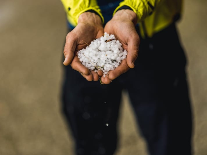Within seconds, we are standing in disbelief in a white sea of millions of ice pellets. Only 40 minutes later is it possible to continue our journey. The downpour has also suddenly cooled the air by ten degrees.