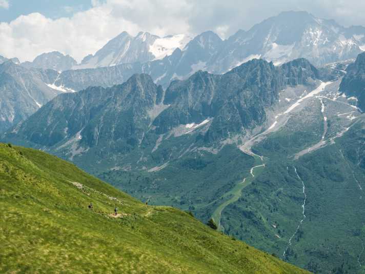 Angesichts dieses Bergpanoramas kann man schon mal demütig werden: Trotz kleiner Motivationslöcher hielt das Team Diasporal Alpen Challenge bis zum Ende das Tempo hoch.