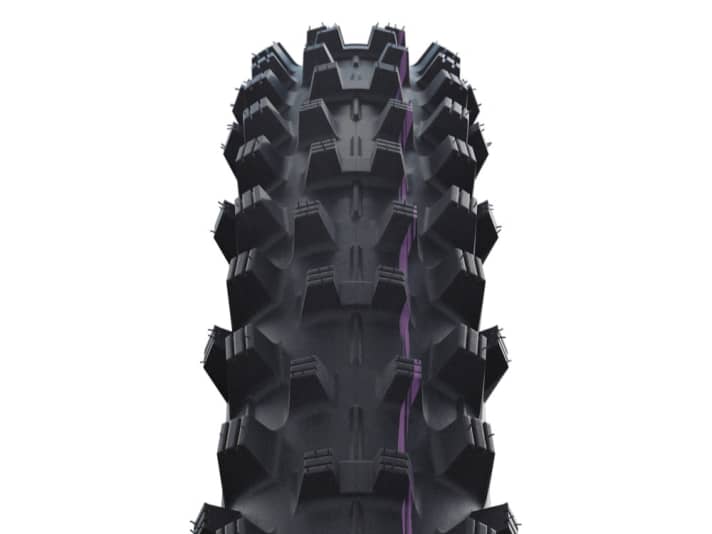 Große Abstände und lange Stollen sorgen für gute Selbstreinigung und hervorragende Traktion in tiefen Böden