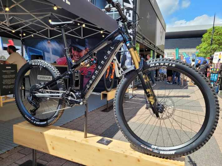 Mit Alu-Rahmen, VCS-Hinterbau und Abfahrtsattitüde: Das Commencal Meta Power SX DJI verknüpft bekannte Tugenden mit neuem Motor-Knowhow aus China.