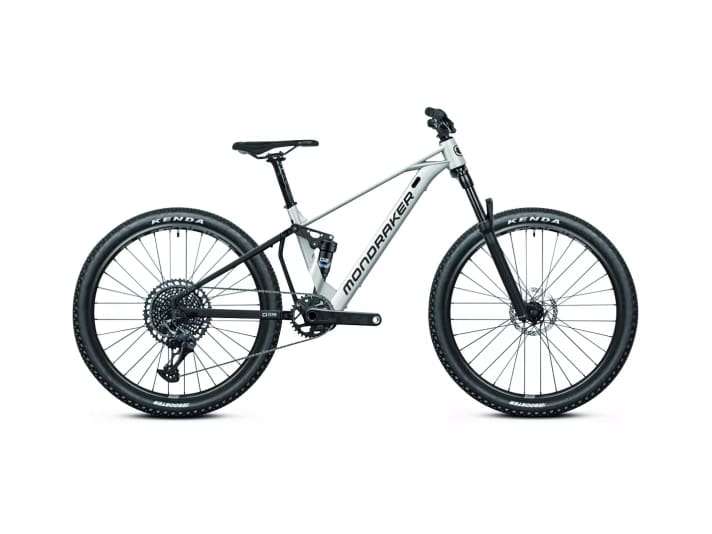 Ein E-Mountainbike? Die Outline des Mondraker F-Play ist vom unmotorisierten Factor kaum zu unterscheiden. Stilbildend wie bei allen Mondraker-Bikes: die sportliche Forward-Geometrie mit langem Reach, kurzem Vorbau, 
kurzem Gabel-Offset – das bringt viel Sicherheit auf flotten Abfahrten. Das F-Play gibt es auch mit 24-Zoll-Rädern, dann in Rahmengröße 300 statt 350 mm, für 2799 Euro.