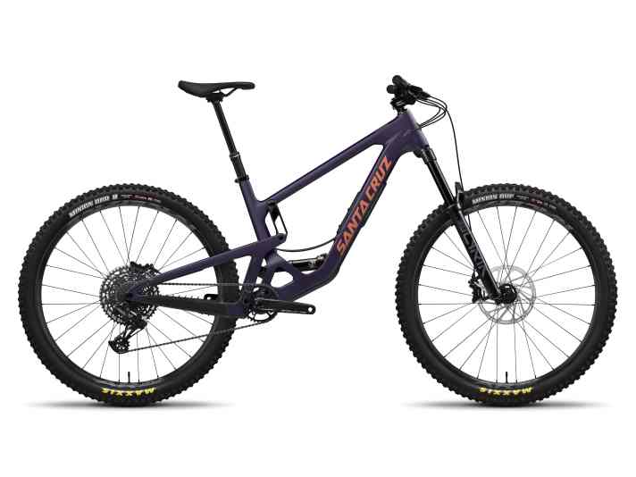 Das Santa Cruz Hightower 4 bildet mit 5499 Euro den Einstieg ins Lineup und ist das einzige Komplettbike mit Rockshox-Fahrwerk.