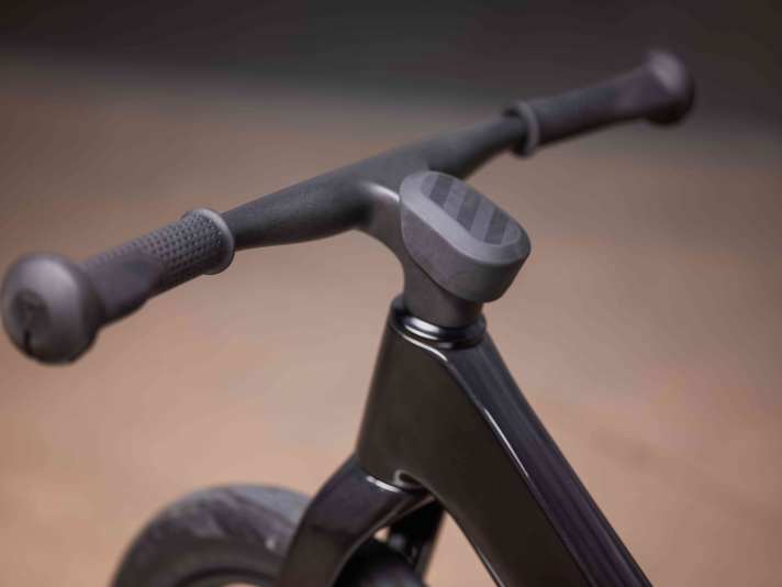 Saves weight and reduces the number of parts: The handlebar/stem unit on the Giant PRE rCarbon. The plastic parts are also made from recycled materials.