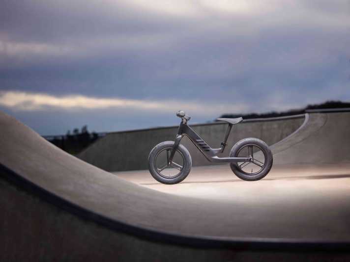 The Batmobile among children's wheels: Giant PRE rCarbon made from lightweight carbon fibre.