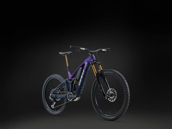 The elegant top model Giant Reign Advanced E+ 0 comes ex works with the optional range extender - for 10,999 euros.