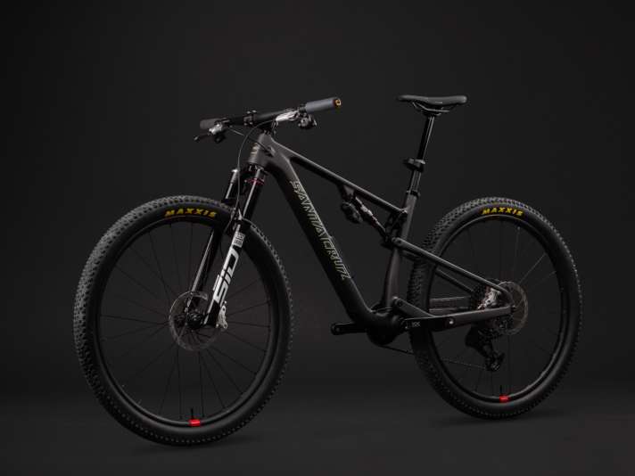 Santa Cruz has fitted the new Blur with a carbon-framed rear triangle.
