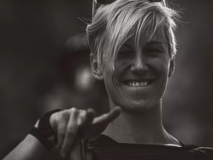 Nina Hoffmann (25): 

Die ehemalige Speerwerferin aus Thüringen begann aufgrund von einer Schulterverletzung mit dem Biken. Das war 2015. Zwei Jahre später siegte Nina bei der Deutschen Meisterschaft. Mittlerweile hat sie zwei Worldcup-Siege in der Tasche und etliche Podiumsplätze. 2022 wurde sie ins Santa Cruz Syndicate Team aufgenommen.