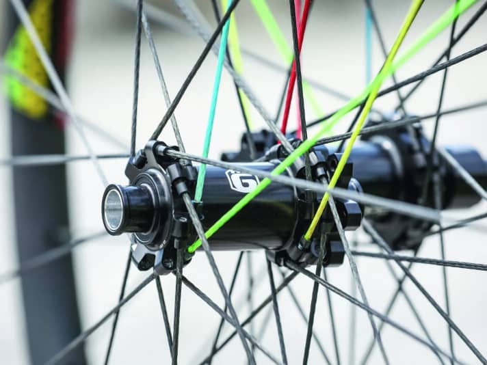 The hubs are a co-operation between 9th Wave and Pi Rope, have straight-pull flanges and elaborately sealed bearings.