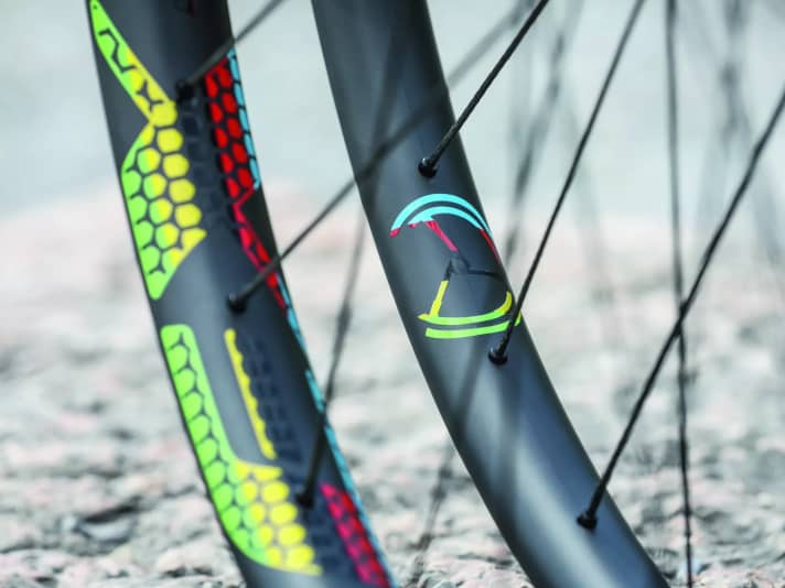 Vorne breiter als hinten, Dekor auf Wunsch im Custom-Design. Der eigentliche Clou ist aber der flexible Mittelsteg der Felgen für mehr Komfort.