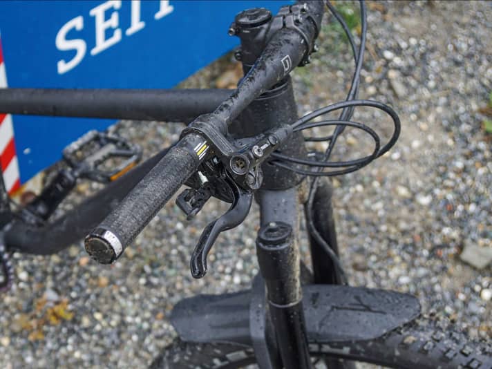 The extra-thin handlebars/grips were welcomed by the children as useful. The 680 mm handlebar width provides control on technical passages.