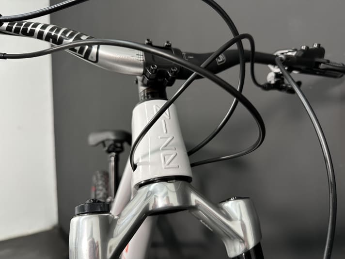 The cables disappear classically through the head tube into the inside of the frame. The Nize Full Suspension 24 is also prepared for a retractable dropper post.