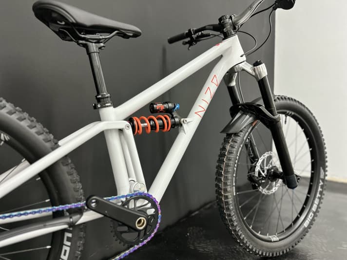 Bisher fährt das Nize Full Suspension noch im Prototypenstatus auf seinen 24 Zoll Rädern durchs Gelände. Das Serienbike sollte aber nicht mehr lange auf sich warten lassen.