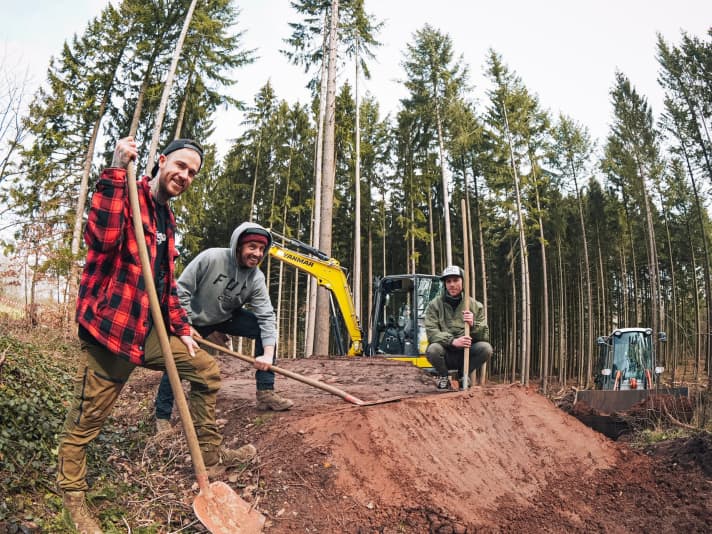Nico Reuter (Mitte) von Ecoparc Concepts, Projektleiter Trailcenter Grüne Hölle Freisen