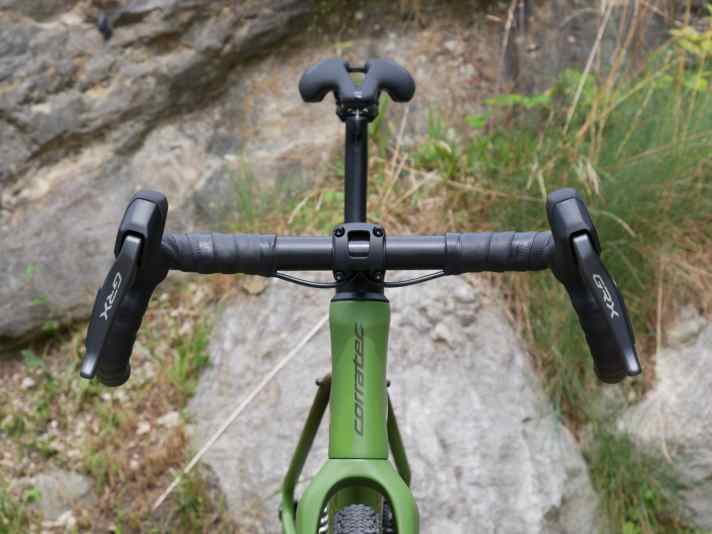 Like the seat post, the handlebars are made of carbon and are designed to increase suspension comfort. The maximum tyre clearance is specified at 45 millimetres.