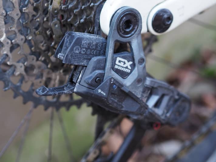 Der Akku ist gut und sicher verstaut. Gut zu sehen: Die Kontroll-Leuchte, die nach Druck des Kontroll-Knopfs über den Akku-Stand informiert.