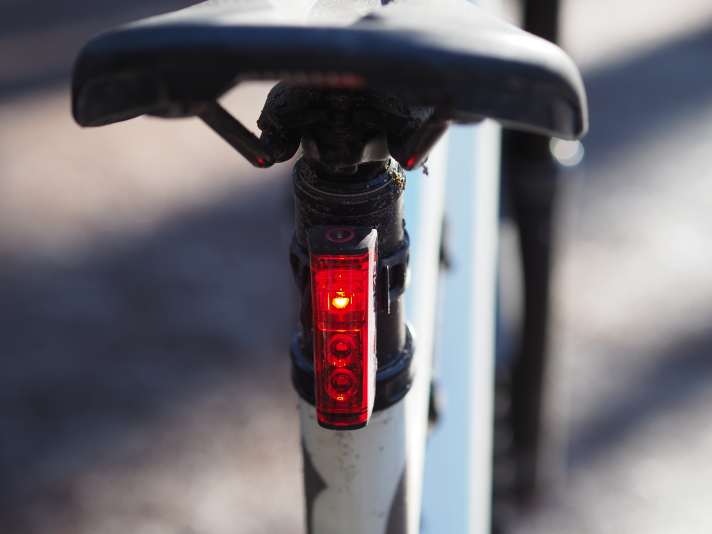 Although the Sigma Blaze rear light also has an on/off button, it doesn't need to be pressed at all - thanks to the coupling with the light on the handlebars. Unfortunately, there is no flashing mode, but this is prohibited anyway according to the German Road Traffic Licensing Regulations. According to the catalogue of fines, an infringement costs 20 euros.