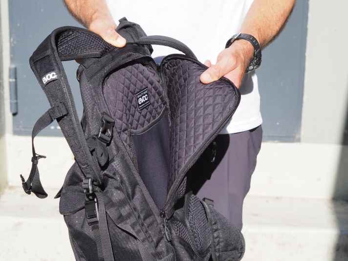 Laptopfach im Rückenteil versteckt: Der Laptop verpasst dem Rückenteil die nötige Steifigkeit.