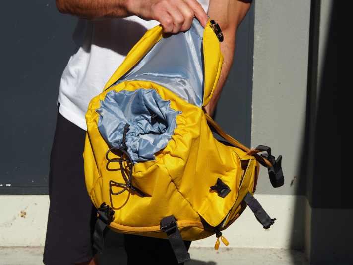 Mit 22 Liter Stauraum besitzt der einfache Mission weniger Platz. In der Praxis reichte er aber easy aus. Im Inneren befindet sich eine Tasche, in der sich der Laptop unterkriegen lässt. Der Zurrbund erschwert etwas die Handhabung beim Befüllen.