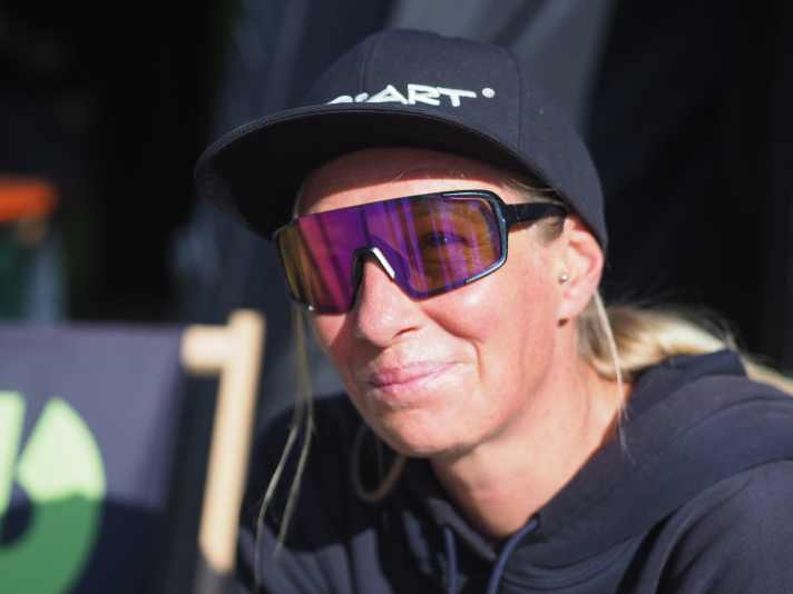 Having grown up in Thuringia, Sabine Oswald initially studied political science – before cycling steered her life in a completely different direction. Her entry into the industry took her to Innsbruck, where she experienced the early days of organised mountain biking at first hand and helped shape them.
