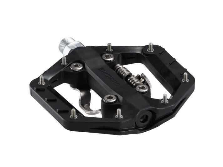 The pedal body is made of robust resin material and is particularly flat for good ground clearance.
