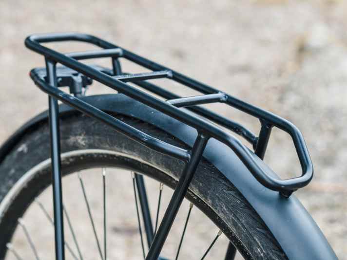 Beim Gepäckträger spielt das Pegasus Premio EVO 10 Lite seine Qualitäten als Trekkingrad voll aus. Er kann mit 27 Kilo beladen werden.