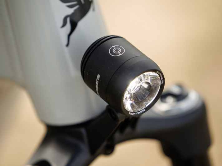 Mit 100 LUX bringt der Supernova-Scheinwerfer Licht in dunkle Gassen.