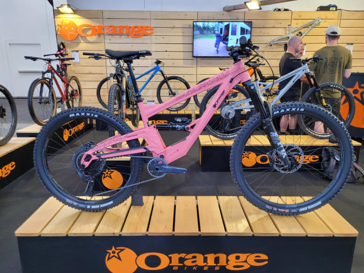 Unmistakably orange: the Switch 6 Enduro with single-pivot rear triangle.