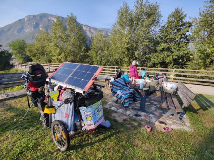 The solar panel on the child trailer supplies the e-bike batteries and other electronic devices with power.