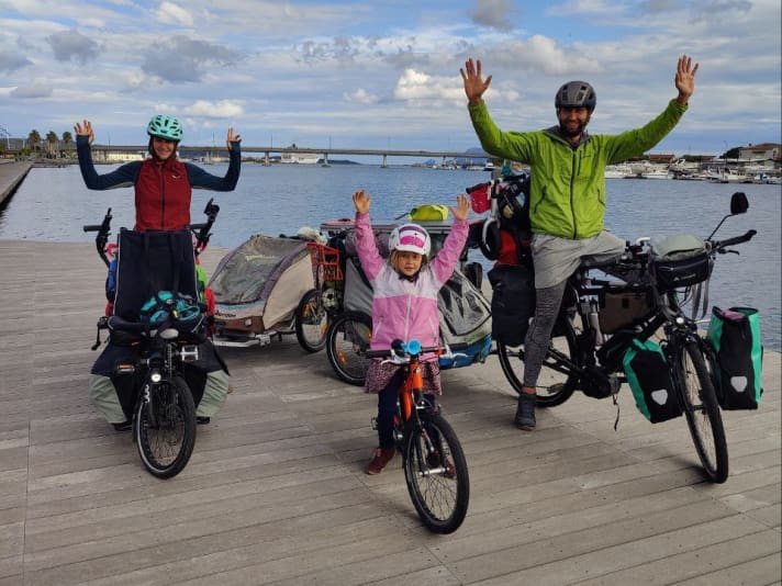 Seit Oktober fährt auch Tochter Ella mit ihrem Fahrrad mit und sitzt nicht mehr die ganze Zeit im Kinderanhänger.
