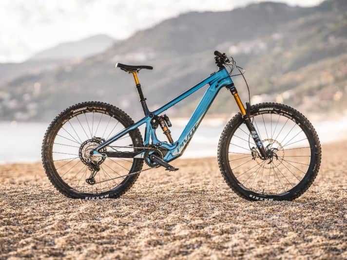 The Pivot Shuttle LT (€ 11,999) came out on top in the shootout against the high-end enduro bikes from Santa Cruz and Evil. Wow!