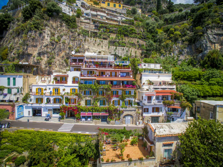 Positano ist einer der bekanntesten Orte an der Amalfiküste. Er ist als Urlaubsziel mit einem Kieselstrand und steilen, engen Gassen mit Boutiquen und Café beliebt.