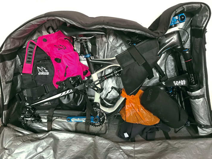 Für das Verpacken des Rades für eine Flugreise gibt es spezielle Taschen.