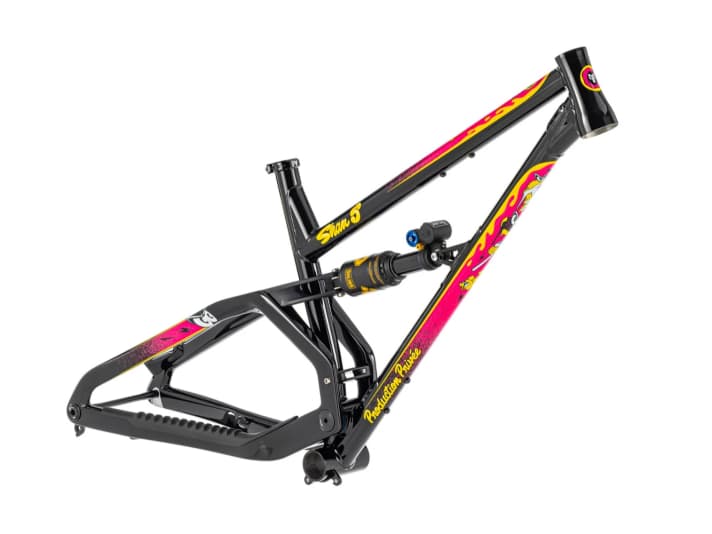 Allein mit seinem Paint-Job sorgt das Production Privée Shan No. 5 für Aufsehen. In Deutschland bekommt man das Stahl-Fully jedoch nur selten zu Gesicht.