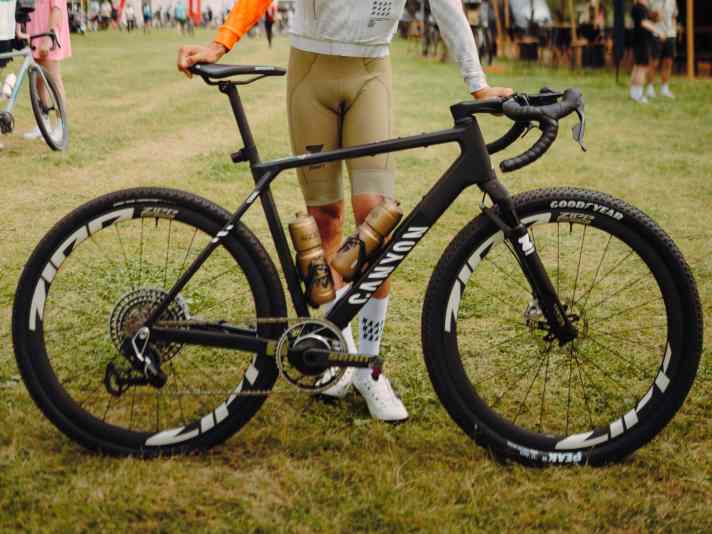 Offizielle Infos sind bislang nicht bekannt. Der Federweg dürfte maximal 40 Millimeter betragen. Die Koblenzer entwickelten die Forke zusammen mit DT Swiss, wie ein Aufdruck über den Ausfallenden verrät.