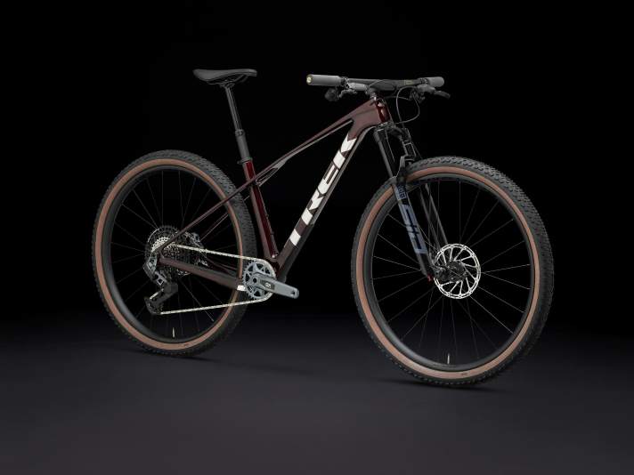 Mit 4499 ist das Trek Procaliber 9.7 AXS Gen3 so teuer, wie die anderen beiden Ausstattungsvarianten zusammen. Dafür gibt’s Kohlenstoff bei Cockpit und Laufrädern. Von den Summen für andere High-End-Hardtails ist es immer noch weit entfernt.