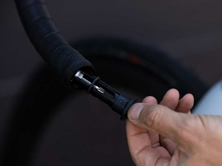 A practical addition is a Torx spanner hidden in the handlebar end, which can be used to make the most necessary adjustments on the move.
